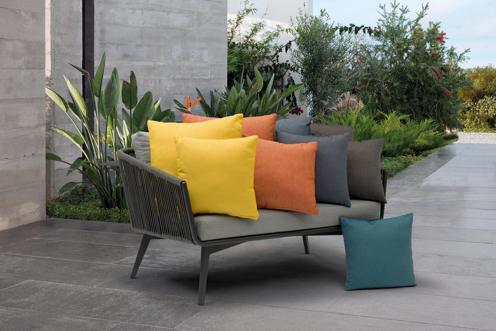 Creating a Modern Outdoor Space:Styling Outdoor Furniture to Match